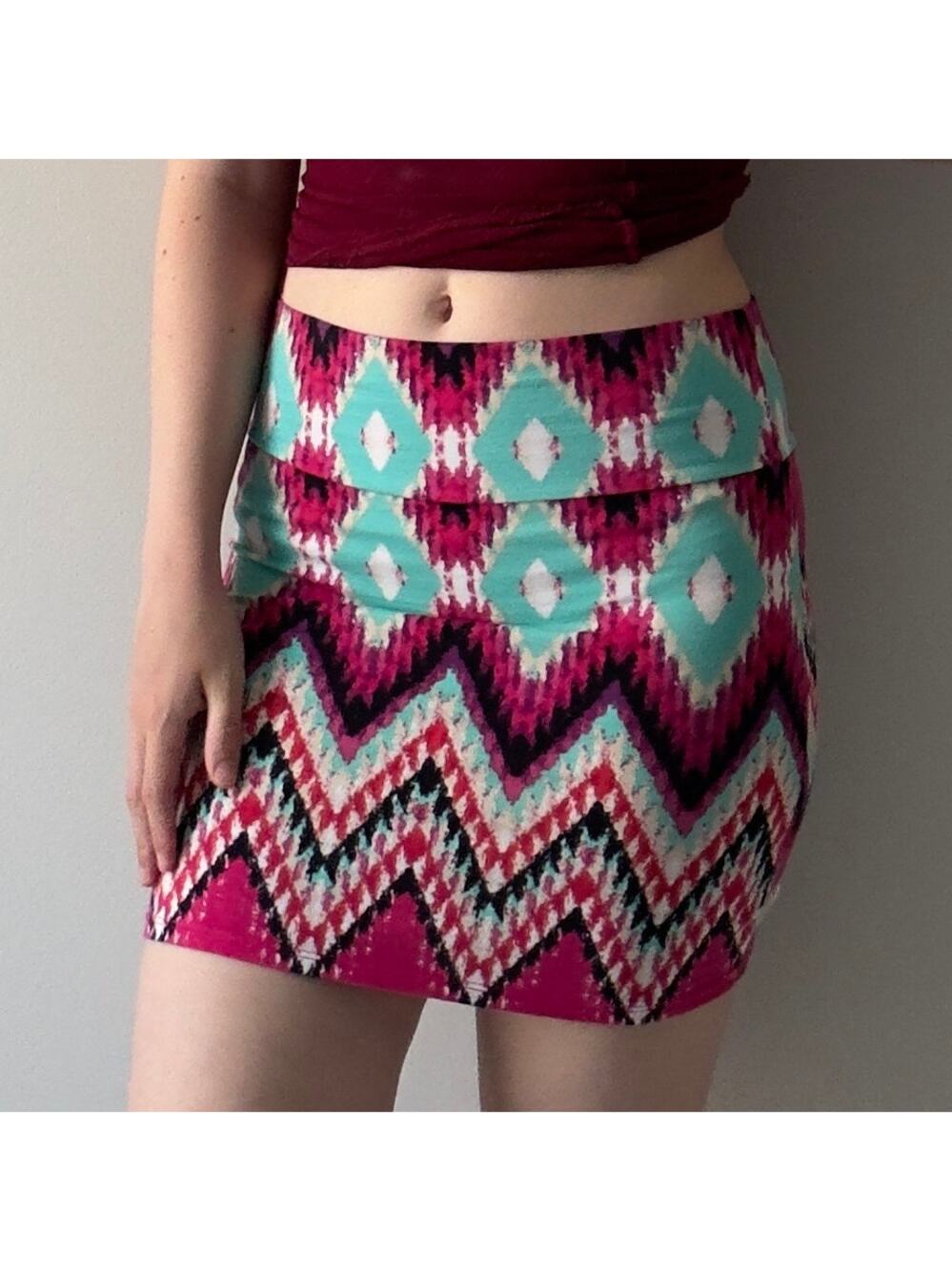 Charlotte Russe Chevron Diamond Pattern Mini Skirt 2010s Bodycon Stretch Retro M